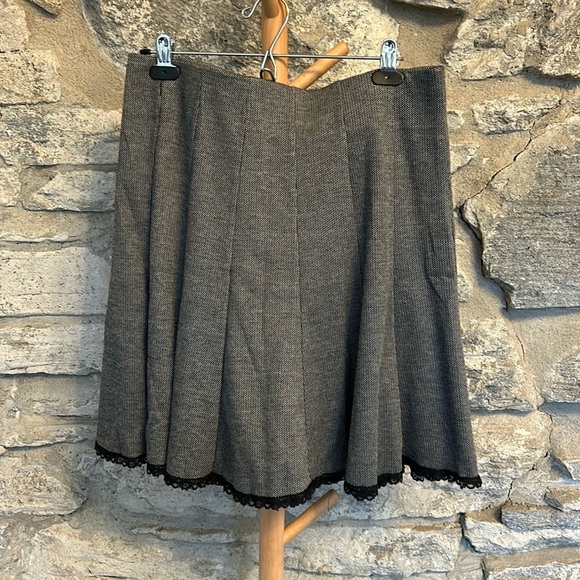 Skirt with Black Lace Trim - Picture 2 of 7